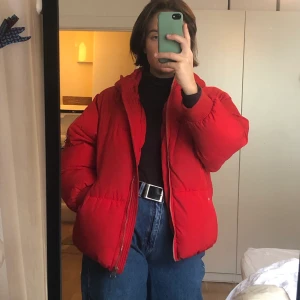 Röd vinterjacka! - En SVINskön och riktigt varm vinterjacka i en härlig röd och matt färg som lyser upp dystra vintern! I strl M och är inköpt på Pull&Bear och är i gott skick! Nypris var 600kr, GRATIS FRAKT  :) budgivning i kommentarerna, avslutas på onsdag 7/10 kl 18.00!