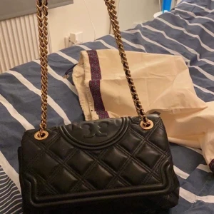 Tory Burch Bag - Väskan är ny och oanvänd, den är av den större storleken. Pris kan diskuteras då jag redan har min egna väska i samma storlek & vill snabbt sälja denna.