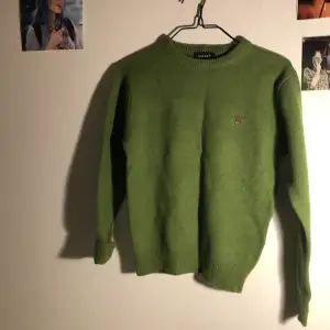 Jättesnygg grön gant tröja med vintage vibe!