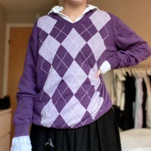 Lila Argyle tröja - Trendig argyle tröja i lila! Kommer ifrån RILEY och är i storlek L (passar mig som har S). Har ett litet hål i armhålan men det är enkelt att fixa! Säljes för 130kr + frakt 💕