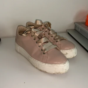 Rosa skor med hög sula från Stockholm design group - Ett par fina skor i strl 39 med rätt smal passform använd max 5 ggr. Tvättas SJÄLVKLART innan jag skickar de. Vill bara bli av med de då de bara tar plats och inte används. Pris kan diskuteras