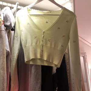 Zara kofta - Snygg broderad kofta från Zara, knappt använd