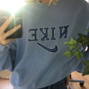 Blå Nike sweatshirt - Säljer bara vid bra bud!! ❌fake❌ Hur mycket skulle ni kunna köpa denna för? Kommer inte sälja om det är dåligt pris. Budgivning i kommentarerna, och om ngn budar bra blir den såld men annars inte. Storlek M men passar mig som vanligtvis bär XS/S!