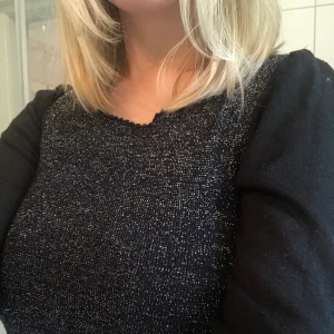 Glittrig tröja - Jättefin tröja som jag inte vet var den är ifrån.  Perfekt till lite festligare tillfällen. Kvaliten är bra!🦋