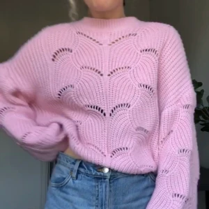 rosa stickad - Superhärlig rosa stickad tröja med ”hål mönster” från ginatricot. I XL men passar lagom oversized på mig som har small/ medium 🦋
