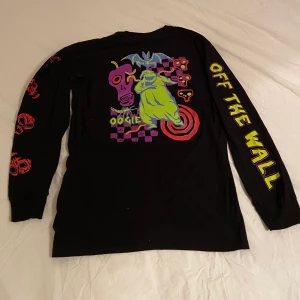 Vans x Nightmare Before Christmas Tröja  - Samarbete mellan Vans x Nightmare Before Christmas. Slutsåld. Perfekt till halloween! 🎃 Köparen står för frakten! 📦💕