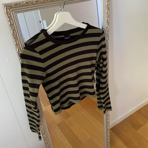 Randig tröja  - Svart grön randig tröja i storlek S, använd endast en gång så i bra skick ⭐️ köparen står för frakten 