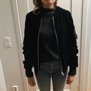 Sammetsjacka - Bomberjacka i supermysigt tyg. Från Gina tricot i strl S. Ficka med dragkedja på ena ärmen. ⭐️