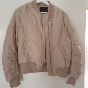 Bomberjacka  - Knappt använd och i nyskick. Från rut&circle 