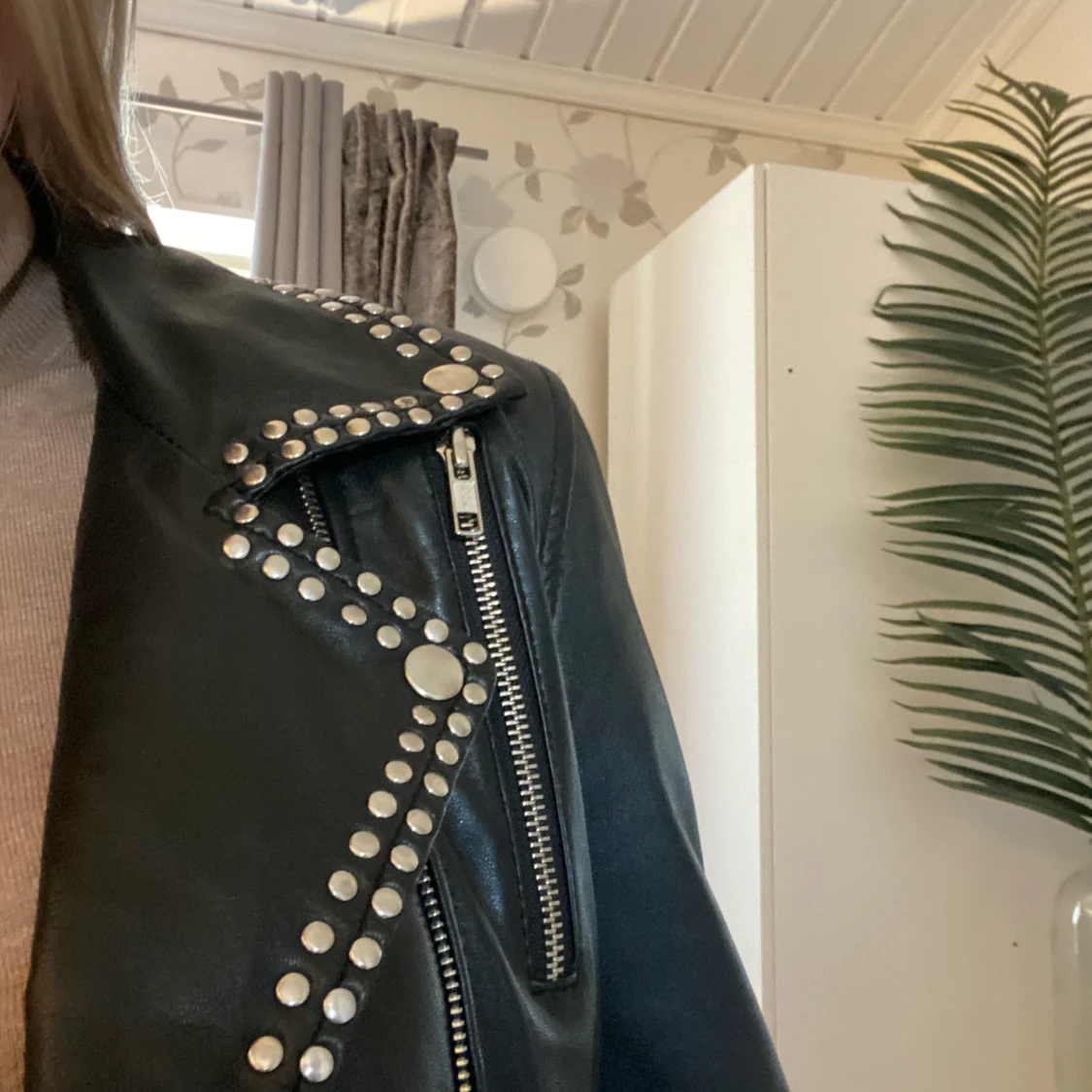 Skinnjacka med nitar - 90