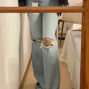 Zara Ripped Jeans ⚡️ - Ett par Zara jeans köpa på Plick för några dagar sen, tyckte inte det var min stil riktigt så säljer vidare dem! Aldrig använda av mig & troligtvis inte av den förra ägaren heller för att prislappen sitter kvar (: Normal längd. BUDA I KOMMENTARER❤️