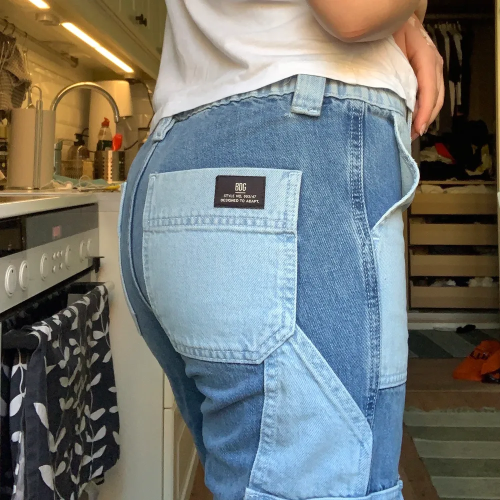 Säljer mina as coola jeans från BDG Urban outfitters som aldrig är använda eftersom att de är för små! Köpta i London för cirka 1000kr🌸🤗 BUDA. Jeans & Byxor.