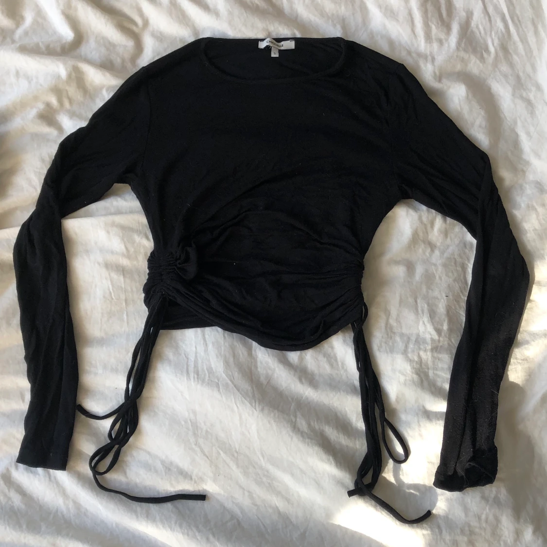 Svart topp med knytning från Chiquelle! Passar alla mellan xs-m