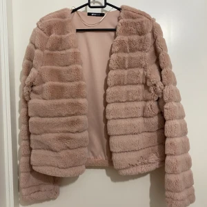 Fluffig jacka - Säljer denna mysiga och jättesköna jacka som är i storlek s och i färgen babypink. Den är använt ett fåtal gånger och är därför som ny. 