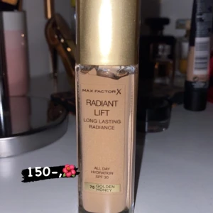 Foundation  - 🌼Fel färg för mitt ansikte och används bara 1 gång. Köpt i Åhléns🌼