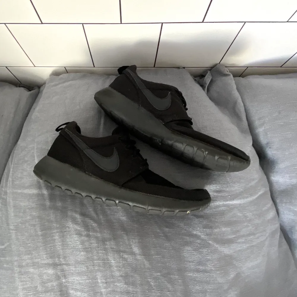 Nike sneakers.  Skorna är sparsamt använda, dock lite skrynkliga pga att dom legat i min garderob! :)  Storlek: 40.  Pris: 150kr.  (Kan mötas upp i Stockholms området, även fraktas men köparen står för frakten).. Skor.