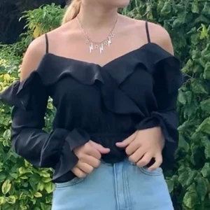 Svart blus - Svart supergullig blus. Aldrig använd (lappen är kvar). Buda💕💕