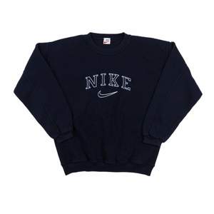 Säljer denna vintage Nike tröjan! Köpt för ett tag sedan men fortfarande i bra kvalite. Säljer pga för liten storlek, bilden är lånad från internet då den är för liten på mig.😁 Pris: 300, bud tas ☕️