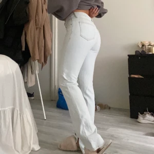 JEANS - Säljer mina fina jeans från Zara. Storlek S. Aldrig använda. Ej stretchiga och med en snygg slits. Frakt tillkommer!💙