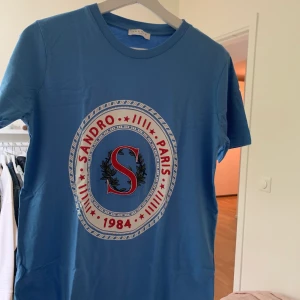 T-shirt från sandro! - Snygg t-shirt från sandro, använd fåtal gånger. Om du inte kan mötas står du för frakten❤️