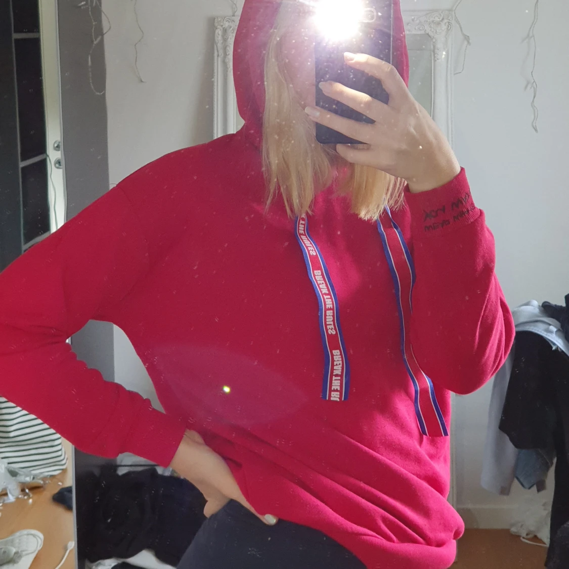 Röd hoodie från Reserved i London!