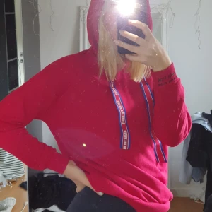 Röd hoodie från Reserved i London! - Använts några gånger så är lite nopprig. Super skön med många små detaljer. Älskar tröjan men köpte en för liten storlek för mina långa armar. 