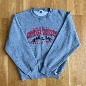 Säljer en Vintage Russell Athletic sweatshirt i size S, (TTS). Universitets tryck. Bra vintage cond med 2 st stains. Frakten är exklusive priset, skickas spårbart för 63 kr. Pm vid intresse! 