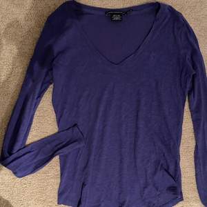 Fin blålila långarmad tröja från Ralph Lauren. Stl XS. Ganska tunt material. Säljer då den blivit för liten för mig. Frakt på 42kr tillkommer! 💛