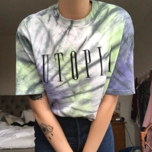 Tie dye tröja  - Snygg t-shirt från junkyard i tie dye mönster med broderad text framtil, använd en del, är lite noprig runt texten men annars helt felfri! Lätt oversize i storlek S🥰