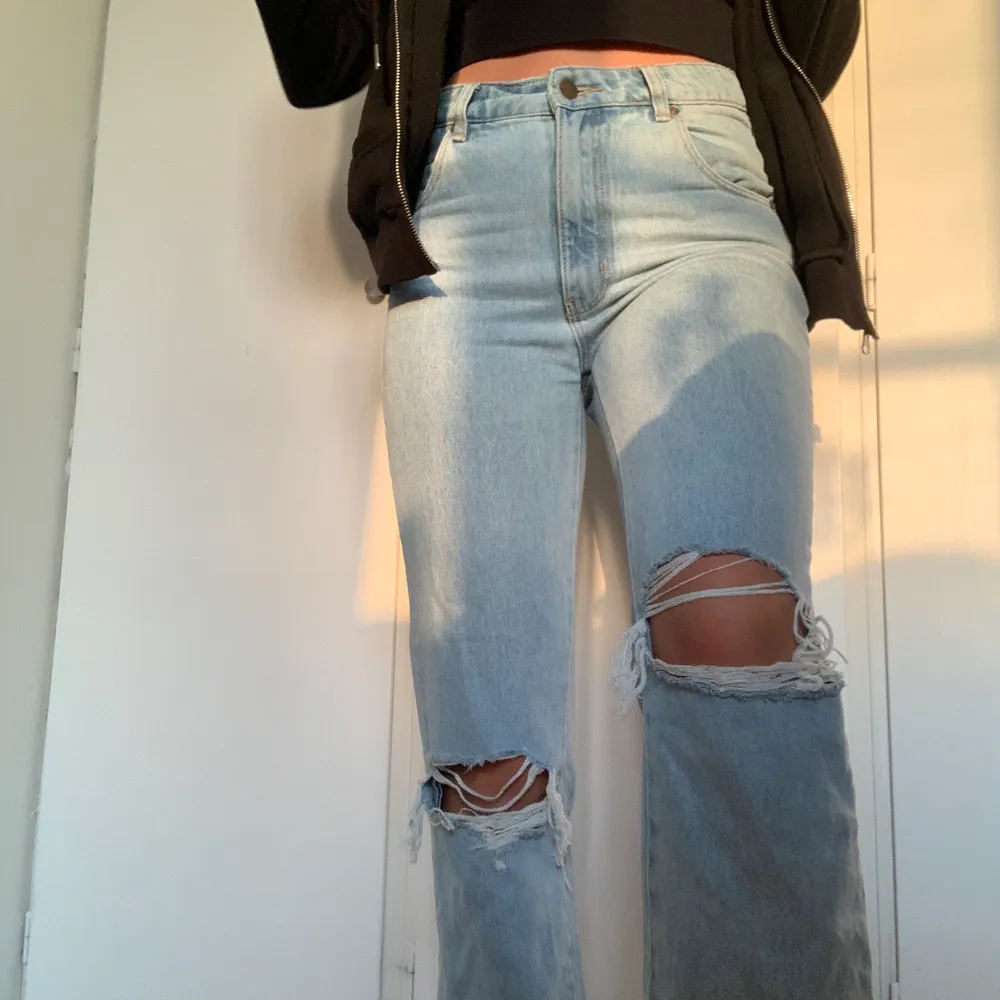 Ett par byxor i storlek 27, säljer pågrund av att jag aldrig använder dom, om fler vill ha så får man buda🥰 jag är 162 cm lång och dom passar perfekt i längden på mig. Jeans & Byxor.