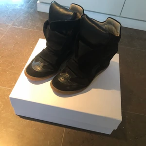 Isabel Marant sneakers - Säljer mina snålt använda Isabel Marant skor. De är köpta på NK i Stockholm 2018 och är i mycket bra skick. Nypris ca 4800kr