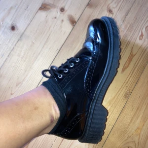 Lackskor, Monki  - Ett par dr. Martens-liknande lackskor från Monki i strl 38 som är något för stora för mig, därför säljer jag dem vidare! Jag kan mötas upp i Uppsala eller så betalar köparen för frakt! 