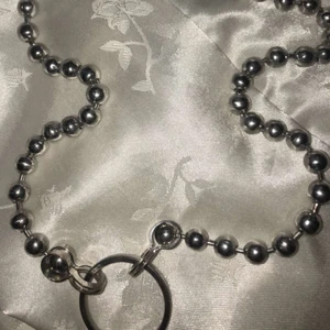 Fräckt halsband  - Kedja som jag köpte för ett tag sedan men inte använder längre. Originalpriset var 99kr. Köparen får står för frakten men jag kan annars mötas upp i Stockholm 