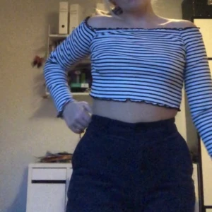 Svart och vit randig tröja - Säljer denna croppade randig tröjan! Bra skick då jag bara använt den en gång och superfin att stylea med oversizeade t shirts!!!