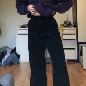 Gröna manchesterbyxor - Superfina vida gröna manchesterbyxor från uniqlo (färgen är mycket grönare än på bilden). De år i storlek 25 men passar även större!