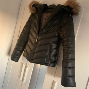 Hollies jacka - Hollies jacka, inga fel på den förutom ena fikan så har en tråd fastnat på något sätt så den fikan har blivit lite mindre inuti, inget som syns utåt. Äkta päls, storlek 34 men skulle säga att en 36a kan ha den också. Pris kan diskuteras.