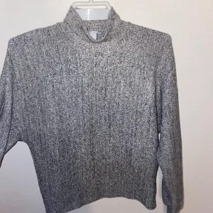 Tröja - Super söt tröja med en liten polokrage som blir toppen till outfiten! Inte använt en enda gång. Från New yorker. ( frakt tillkommer )