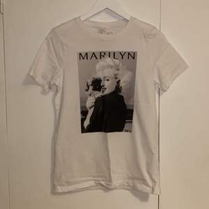 Snygg T-shirt från HM i storlek S! Jättebra skick, 50kr + frakt, fraktar och tar swish! 🙈💚
