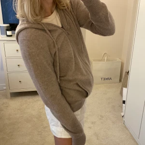 Soft Goat tröja - Zip hoodie från soft goat i storlek XL, tycker den passar snyggare lite oversized så! Kostade 2095kr ny💗 Beige/brun! Har bara används ett fåtal gånger, men tyvärr redan lite nopprig !