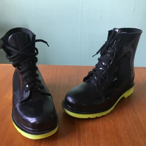 Svarta kängor  - Svarta kängor/gummistövlar med cool neongrön sula. Skorna är vattentäta och sparsamt använda. Storlek 36. Innermått 22,5 cm. Frakt tillkommer men möts gärna upp i Stockholm för enkelhetens skull. Ställ gärna frågor om du har några ✨