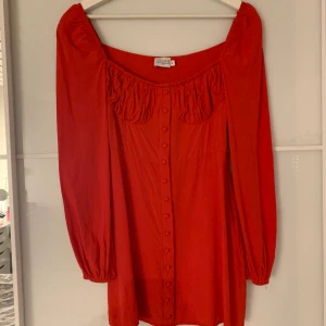 Röd klänning ifrån Nakd - Helt ny, bara provad. Köpt ifrån Nakd’s pop-up affär i helsingborg. Super fin till sommaren. I storlek 36, skulle säga att den passar till Xs-S. Köpt för 175kr. Betala via Swish 