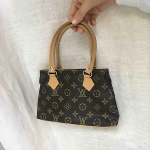  - Fin väska! Frakt tillkommer.  Tänk på att det är först till kvarn - dröjer du med att svara kan varan blivit såld 😊