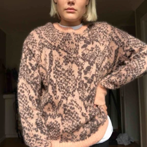  - Stickad tröja från Weekday, aldrig använd. 