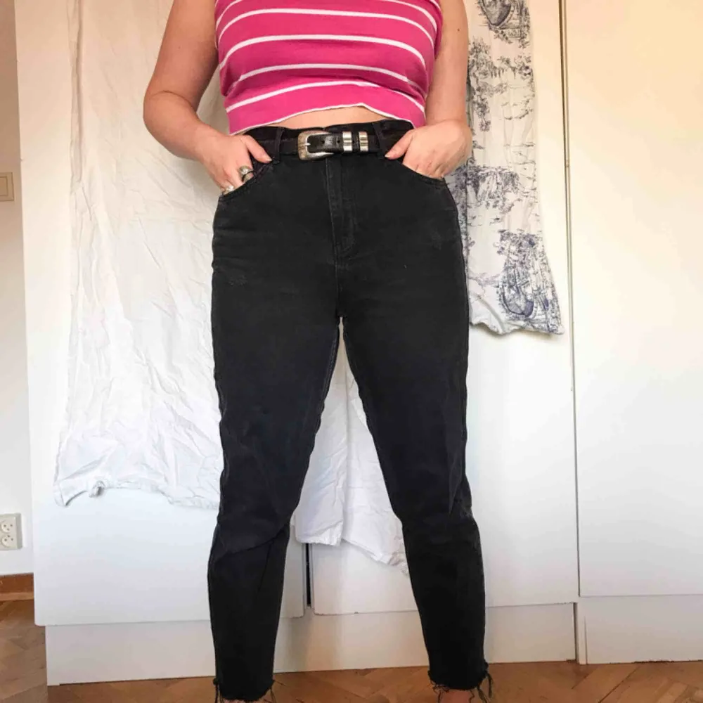 Svarta, avklippta momjeans från topshop. Använda ett fåtal gånger och är i gott skick. Köparen står för frakt ⚡️. Jeans & Byxor.