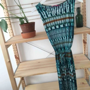  - Slits på sidan, är 164 och den slutar lite ovanför ankeln