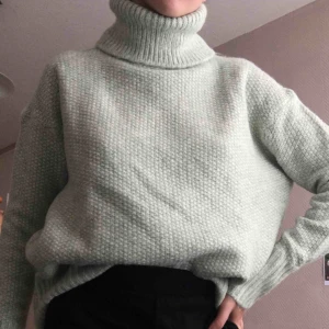  - Helt ny oversized turtleneck tröja från MANGO.  Frakt tillkommer