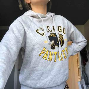 Cool hoodie från Gina Tricot🤩 perfekt nu till hösten👍🏼 hör gärna av dig om du har frågor💓 