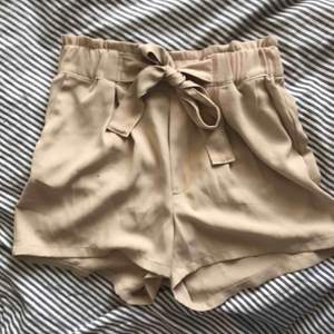 Ett par fina sommarshorts i kostymbyxor stil! Väldigt härliga till fina event. Använde de till min konfirmation men har inte använts sen dess, frakt 25kr😊