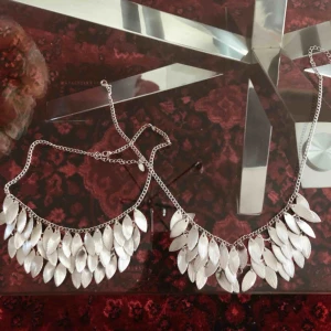  - Coolt halsband. Du får båda för 50! Ett för 30! Köparen står för frakt. 