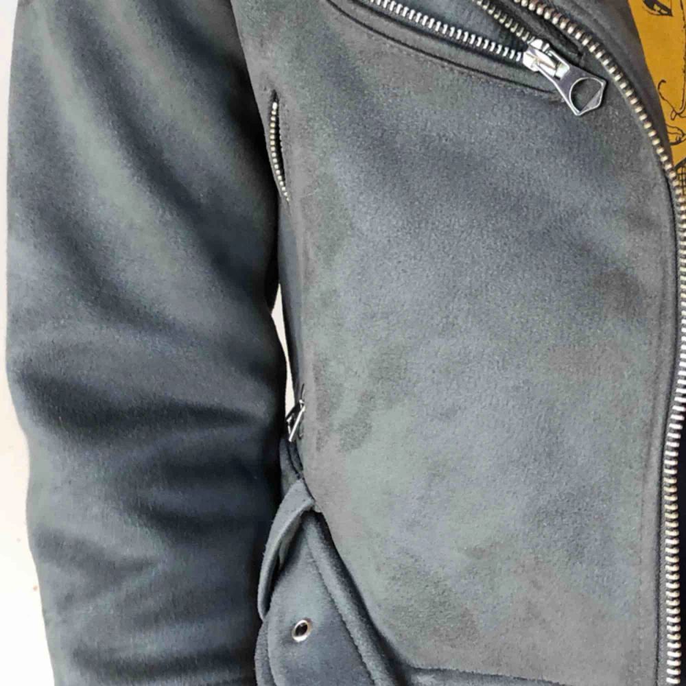 Snygg ljusgrå bikerjacka i ”mocka” från pullandbear. Använd 2 gånger, nypris 350kr   Köparen står för frakt :). Jackor.